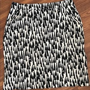 Ladies’ black and cream skirt with pockets